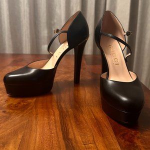 Never worn - Gucci platform pumps